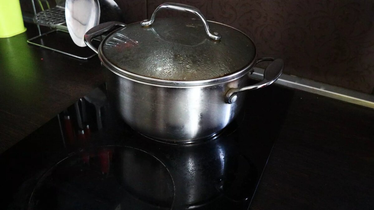    В центральной больнице Суровикинского района Волгоградской области спасают здоровье малыша, который опрокинул на себя кастрюлю с кипятком и получил глубокие ожоги тела и нижних конечностей.