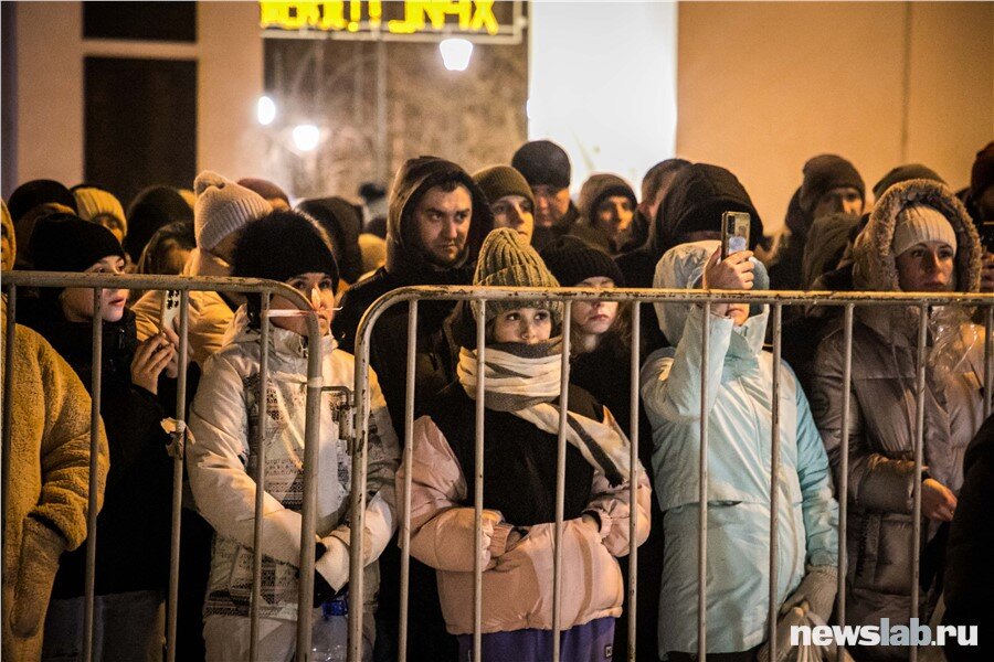 К полуночи возле Никольского храма выстроилась большая очередь