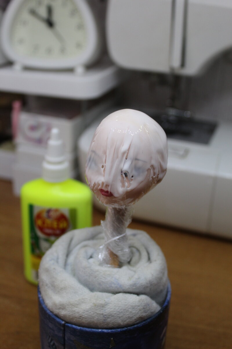 Шапка для куклы своими руками. Куклы барби в головных уборах. Шапочка из пряжи и картона. Вязаные шапки для кукол. Шапка "кукла".