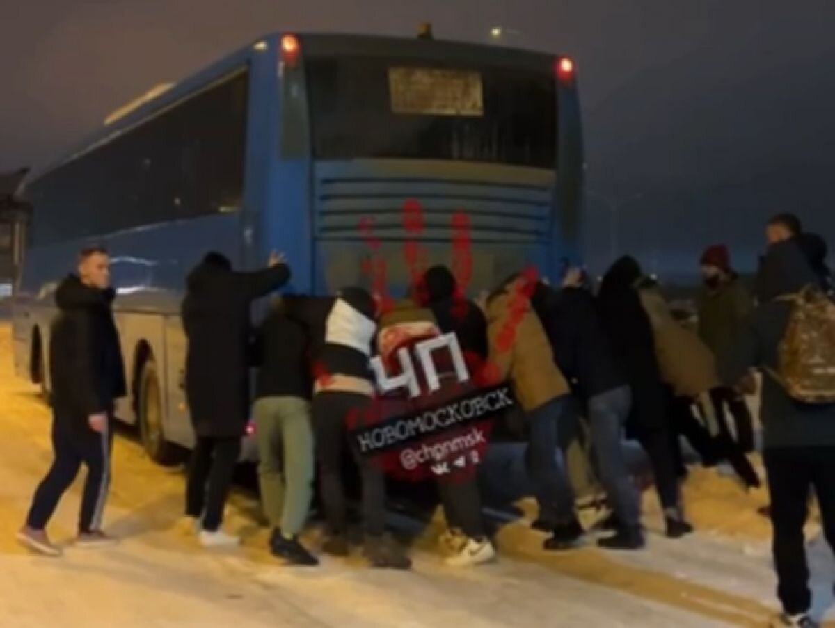 Рабочим завода в Узловой пришлось самим выталкивать автобус на трассу из-за  гололеда | «Тульские новости» | Дзен