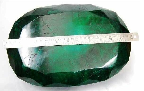 Считалось, что это крупнейший в мире ограненный изумруд. 