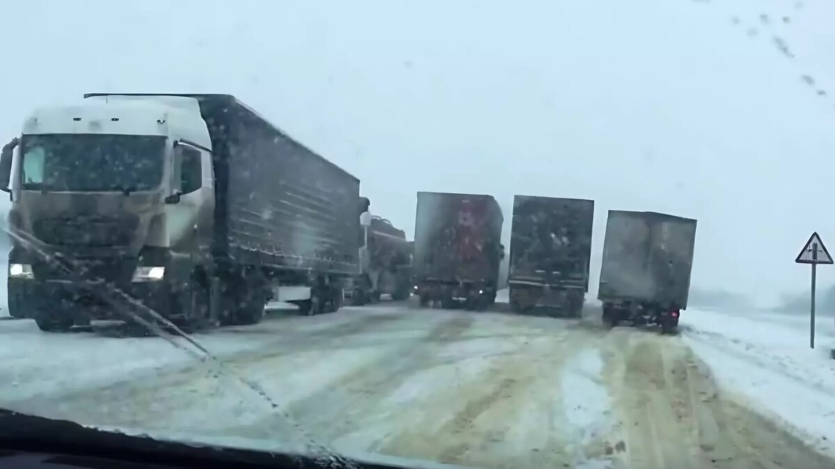     Жители Удмуртии публикуют в социальных сетях фото и видео дорожной обстановки в республике во время обрушившегося на регион снежного циклона. По этим свидетельствам можно сделать вывод: на улицах и загородных автотрассах в пятницу, 19 января, настоящий коллапс.