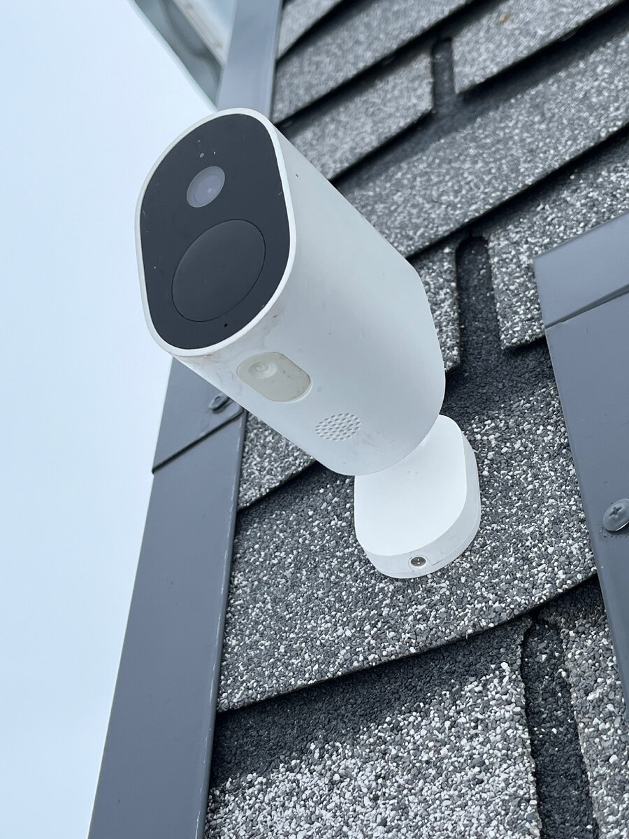 На нее попадает и снег и дождь, но за два года с ней так ничего и не случилось. Внешний вид стильный.