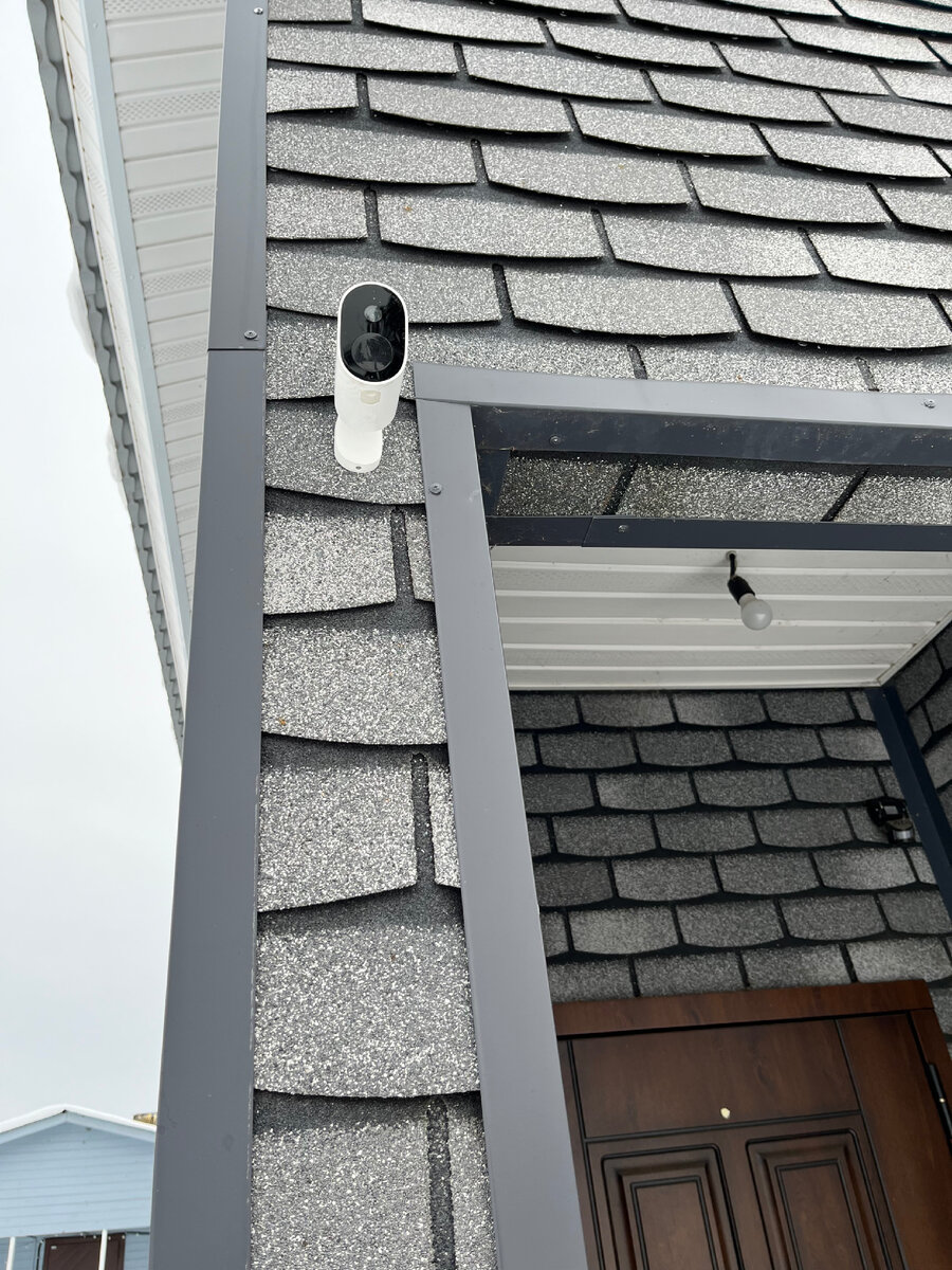 Когда ее нужно зарядить, она легко снимается, ставим ее на зарядку и обратно вешаем