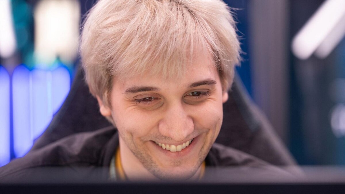     Артур Arteezy Бабаев