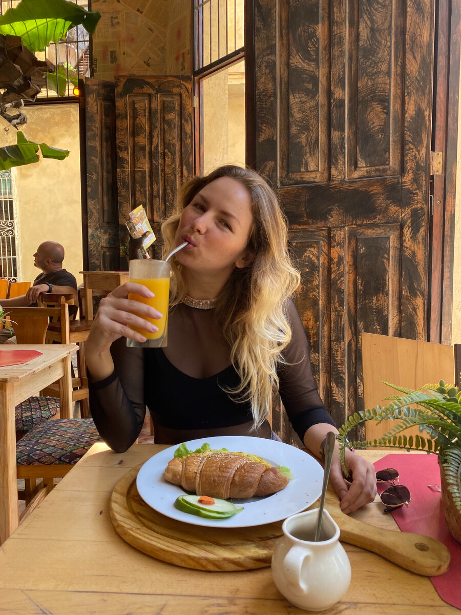 На Кубе самая доступная еда - это хлеб и овощи. Так что круассан с авокадо на моем столе. Декабрь 2023.