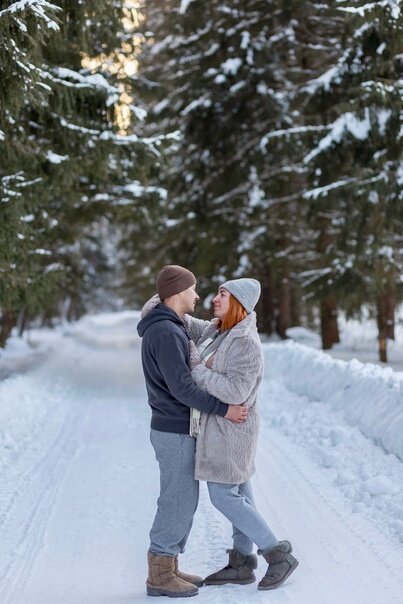 Холодно летом. Люди на красной площади. Холодное лето. Плюс 11 на улице фото. Прохладно летом.