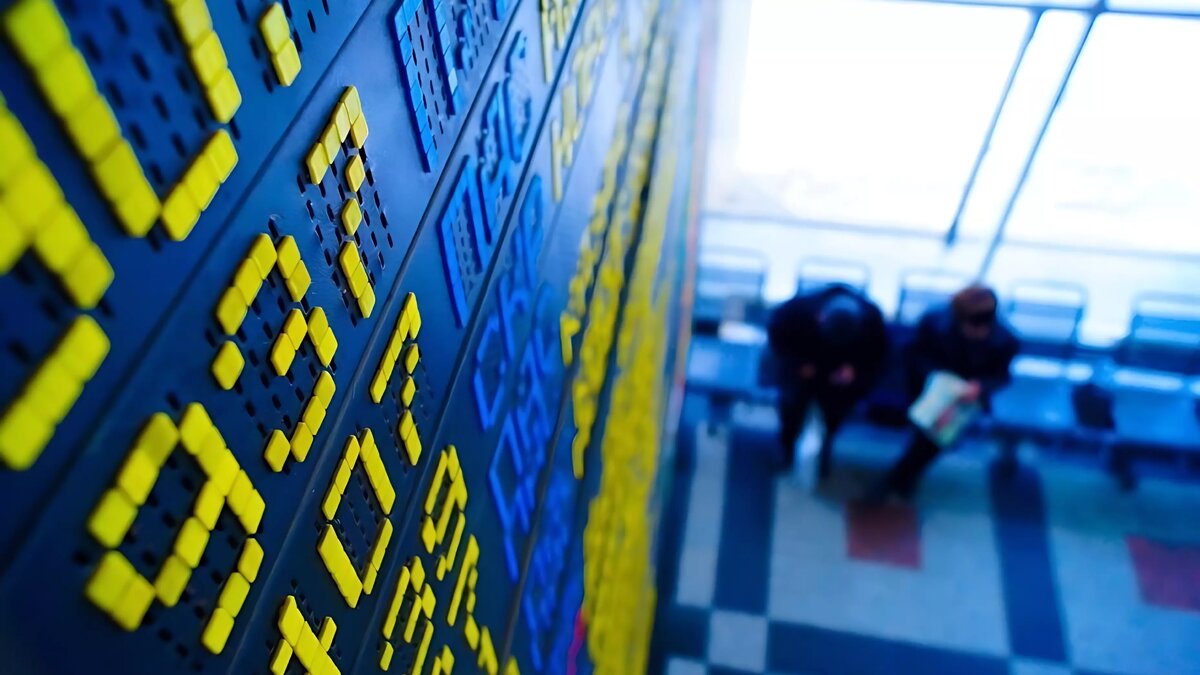     До татарстанского аэропорта Бегишево, который находится недалеко от Набережных Челнов, еще не долетел самолет из Санкт-Петербурга. Рейс выполняет авиакомпания «Победа», он должен был вылететь из северной столицы и приземлиться в РТ в 13 часов. Об этом свидетельствуют данные онлайн-табло.