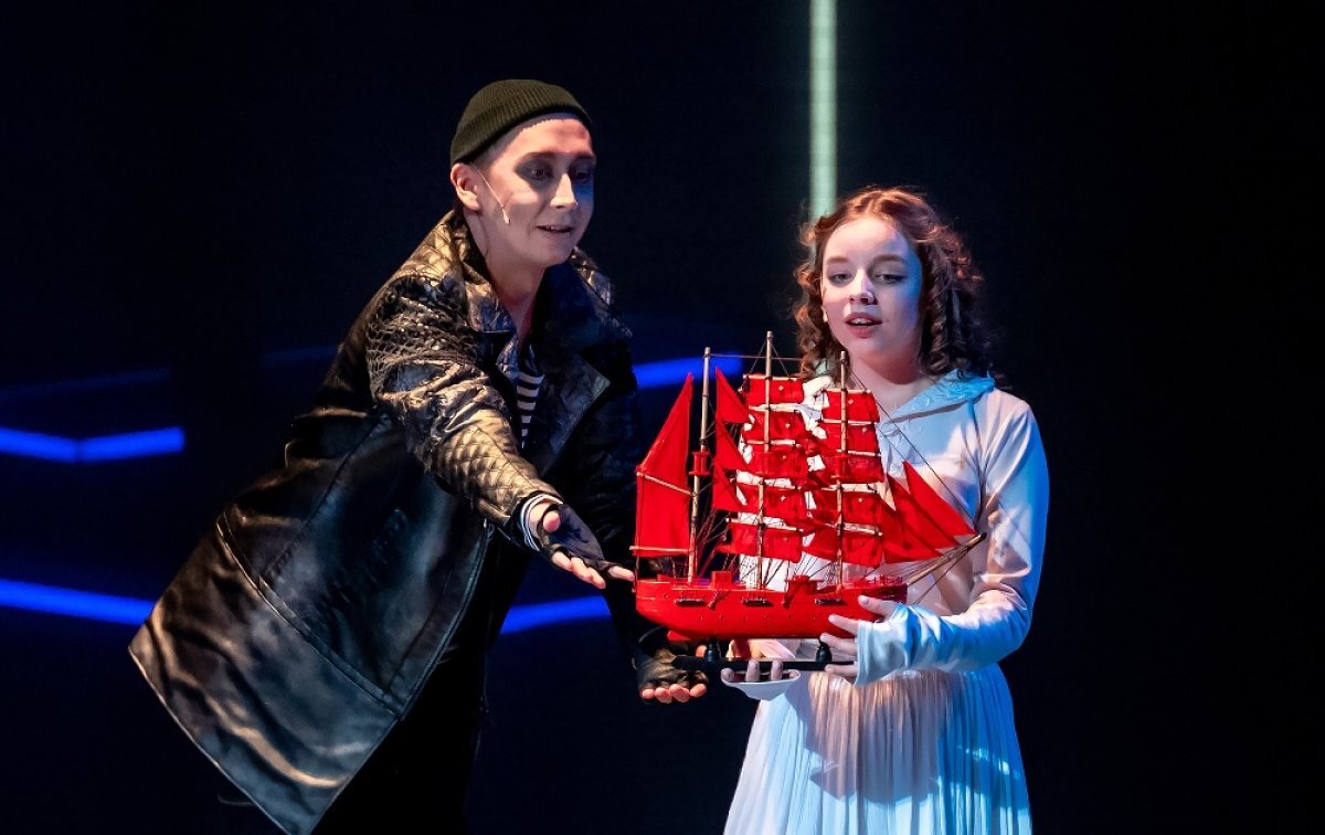    Отец и дочь: Лонгрэн и маленькая Ассоль. Солист Виктор Кириллов и Екатерина Юдина ученица школы вокального искусства под руководством заслуженного артиста РФ Бориса Каплуна