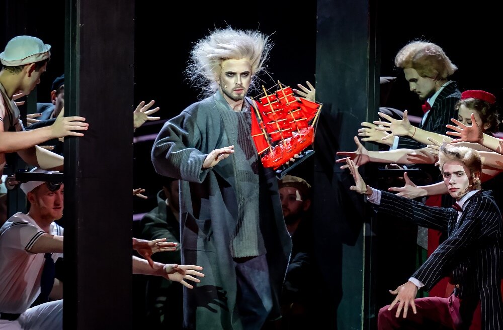    Волшебник Эгль пророчит скорое прибытие корабля под алыми парусами. Солист Денис Прокопьев Фото:  АиФ/ Анна Андреева