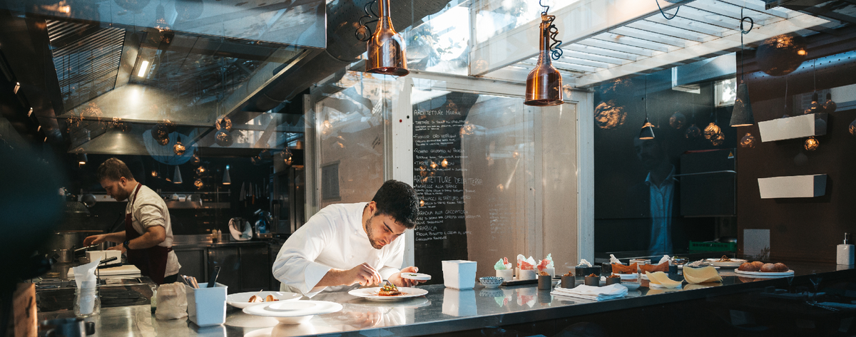 10% кешбэка — 3% в повышенной категории + 7% от платежной системы «Мир» — можно вернуть в легендарных ресторанах под знаком качества Ginza Project, а также в ресторанах Раппопорта, Novikov Group, White Rabbit Family и Pinskiy&Co.