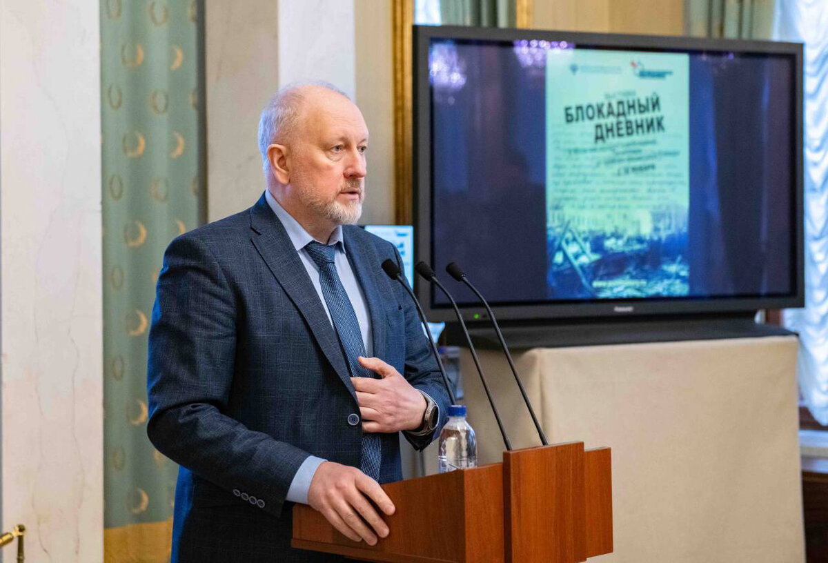 Открыл выставку генеральный директор ГМПИР Сергей Рыбаков