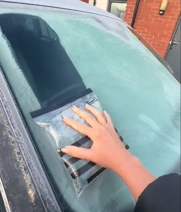 Этот популярный трюк очистки поможет избавиться не только от льда, но и от стекла машины. А как лучше? — Полезно