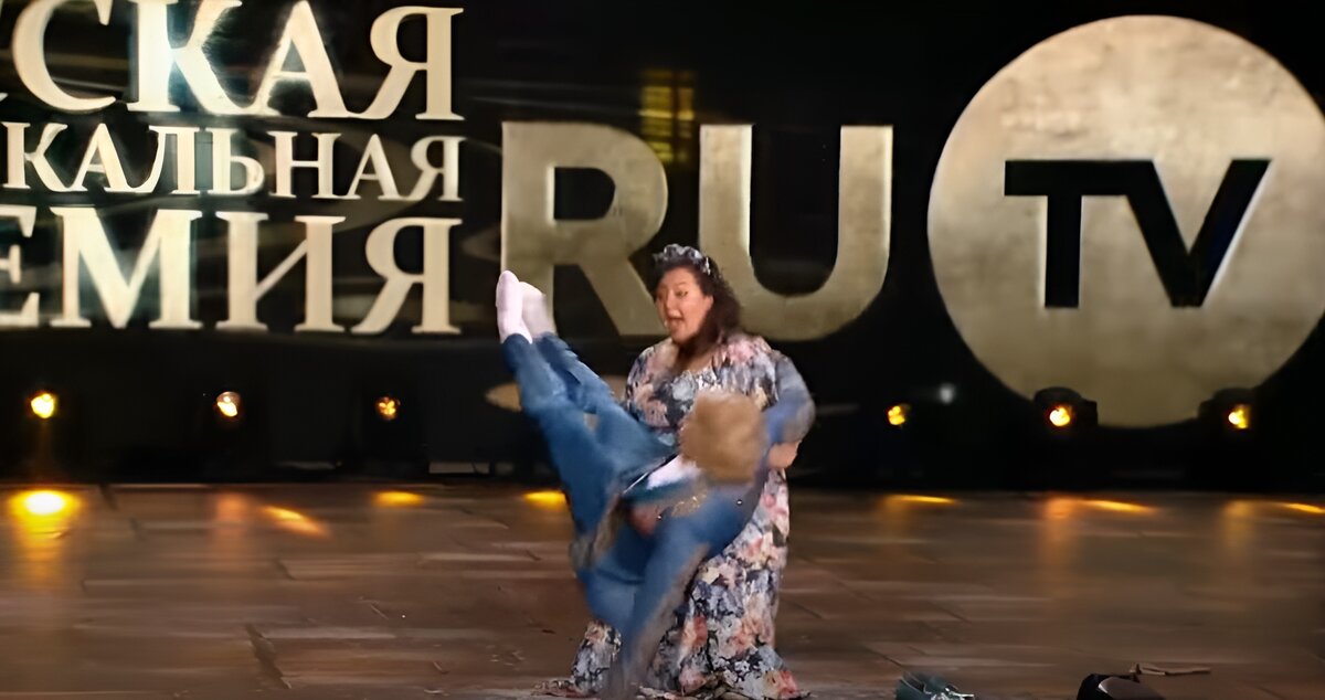 На фото: кадр с падением на церемонии Премии RU.TV 2015.