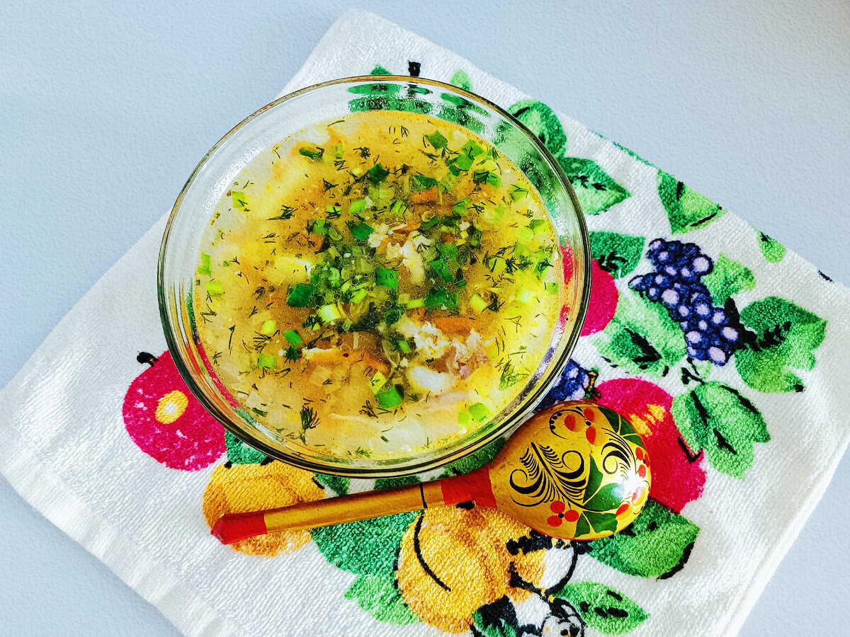 куриный суп с лапшой. овощной супчик на курином бульоне. куриный супчик с овощами. овощной супчик на курином бульоне. суп лапша домашняя.