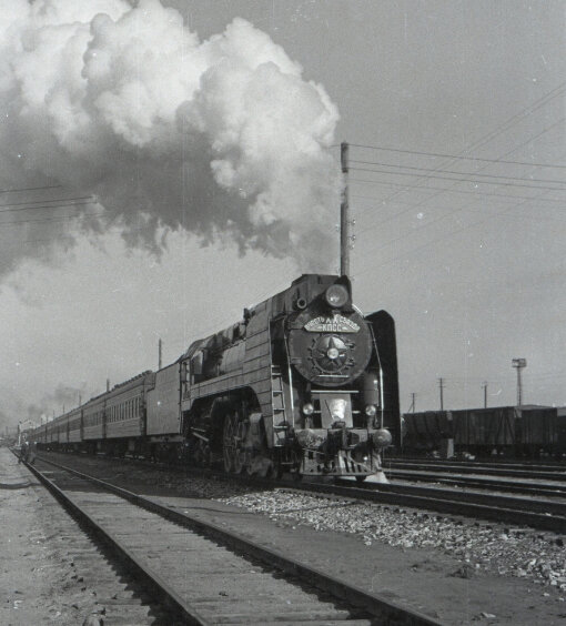 Материал из фондов Музея железных дорог России. Паровоз П36 с пассажирским поездом.