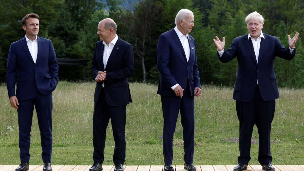 Планета миллиард лет назад. Через 5 млрд лет. Мир через миллиард лет. Земля 4 млрд лет назад. Земля 5 миллиардов лет назад.