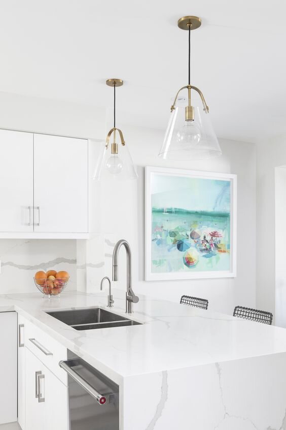 Белая кухня с яркими акцентами