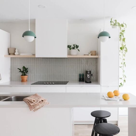 Белая кухня с яркими акцентами