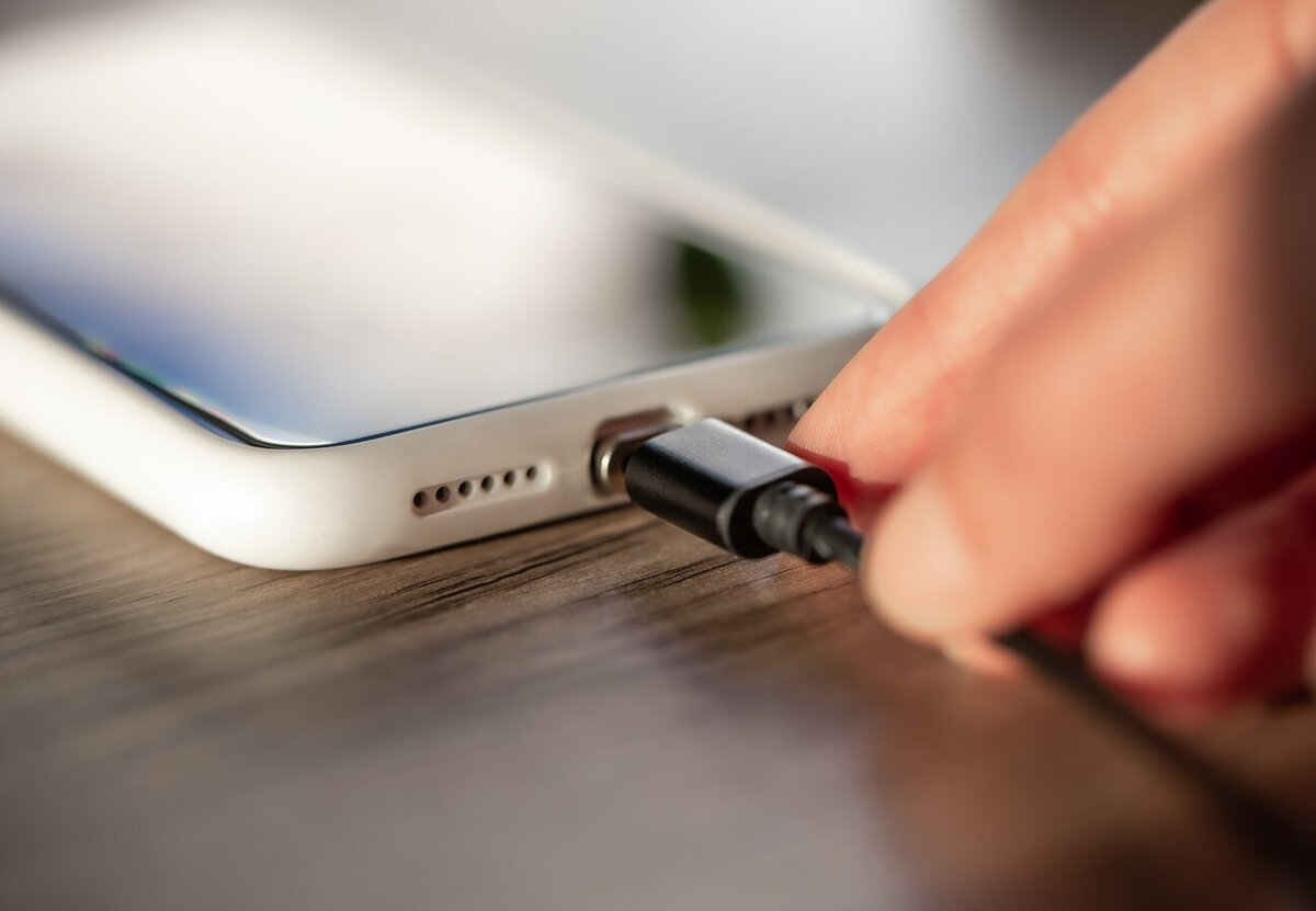 как правильно подключить зарядное устройство к смартфону. почему кабель не заряжает телефон. заряд аккумулятора телефона. аккумуляторная зарядка для мобильного телефона. мобильник на зарядке.