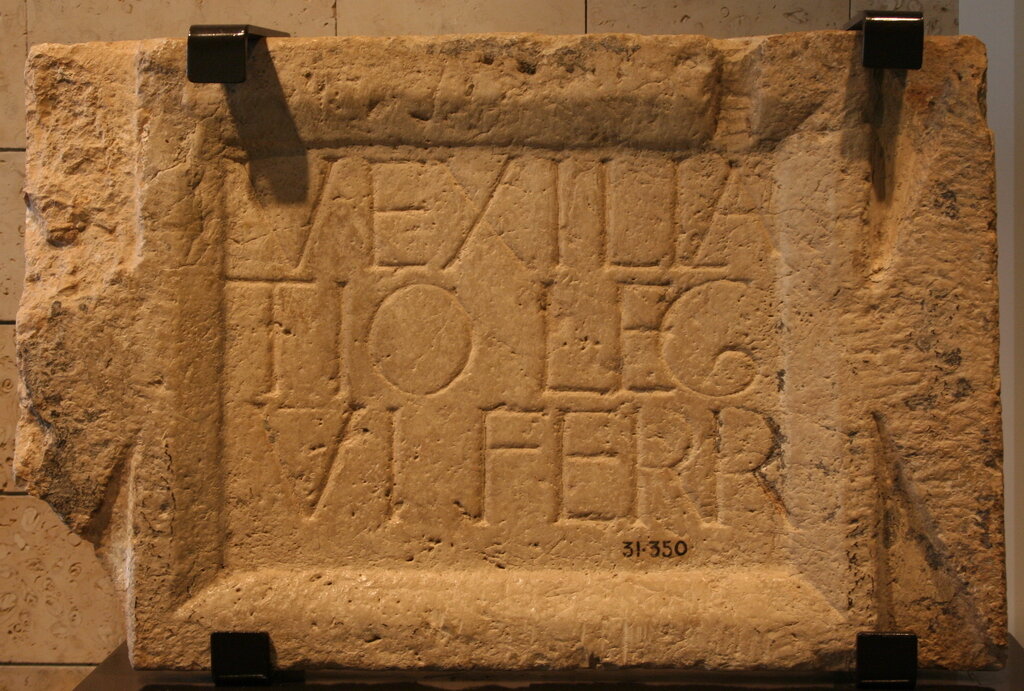 Памятная таблица VI легиона. Найдена в  Beit Jibrīn. Из фондов Haifa Hecht Museum.