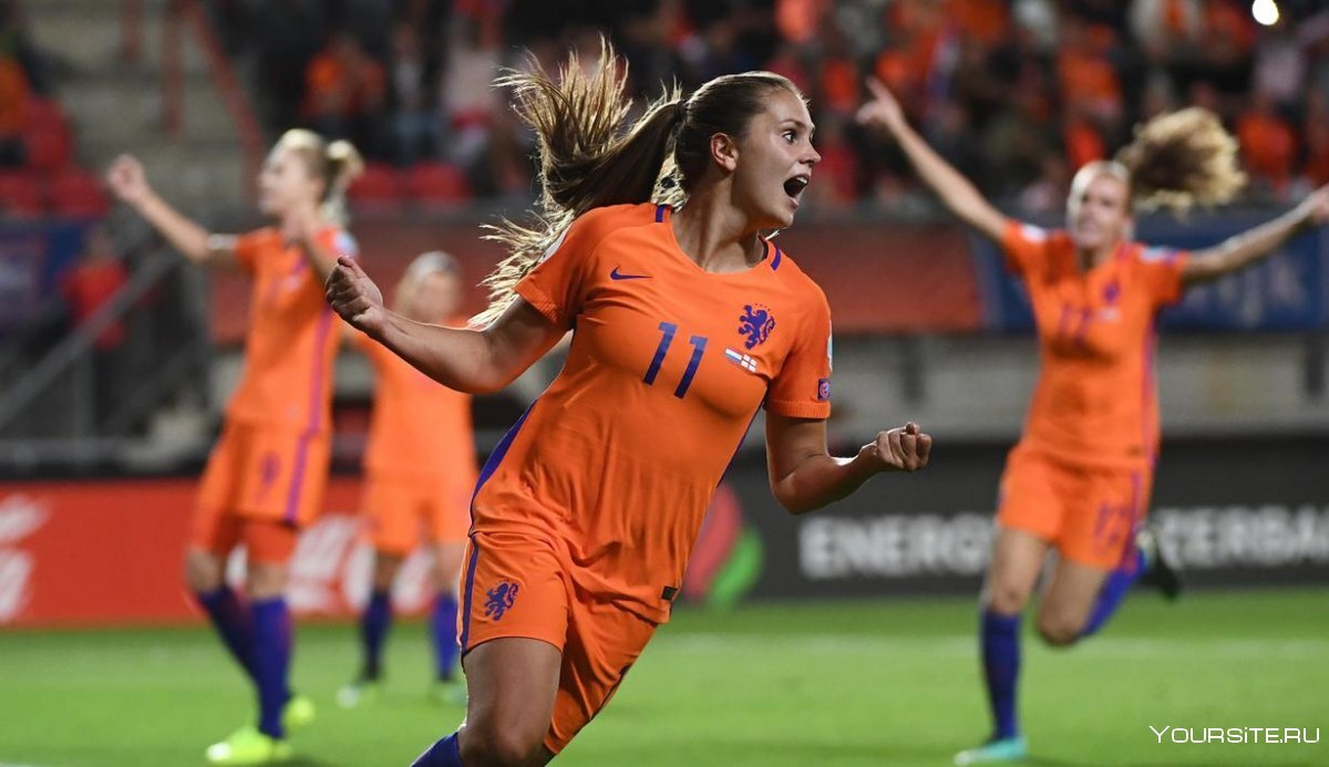 Лике Мартенс, футбол