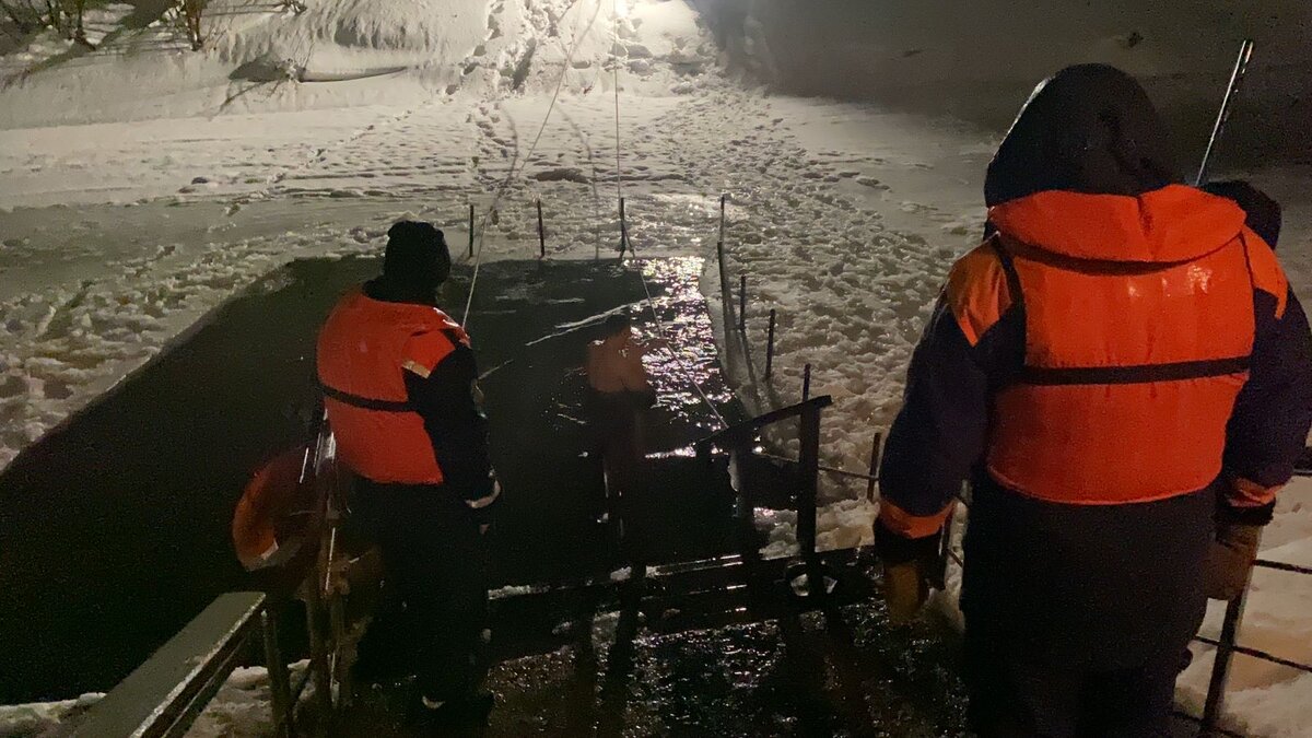    В Курской области верующие окунались в прорубь в праздник Крещения Господне