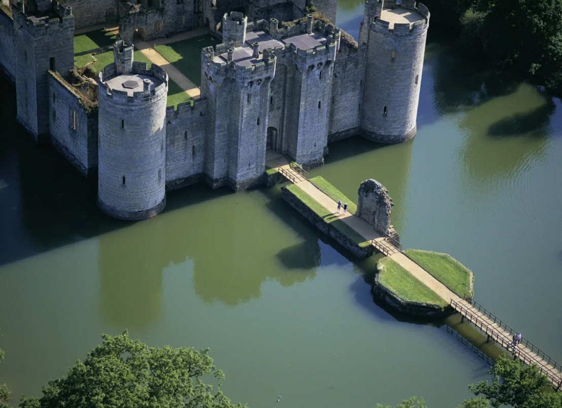 Огромная часть окруженная водой. Замок Бодиам Англия романский стиль. Замок Бодиам Англия внутри. Рыцарские замки Бодиам. Замок Бодиам реконструкция.