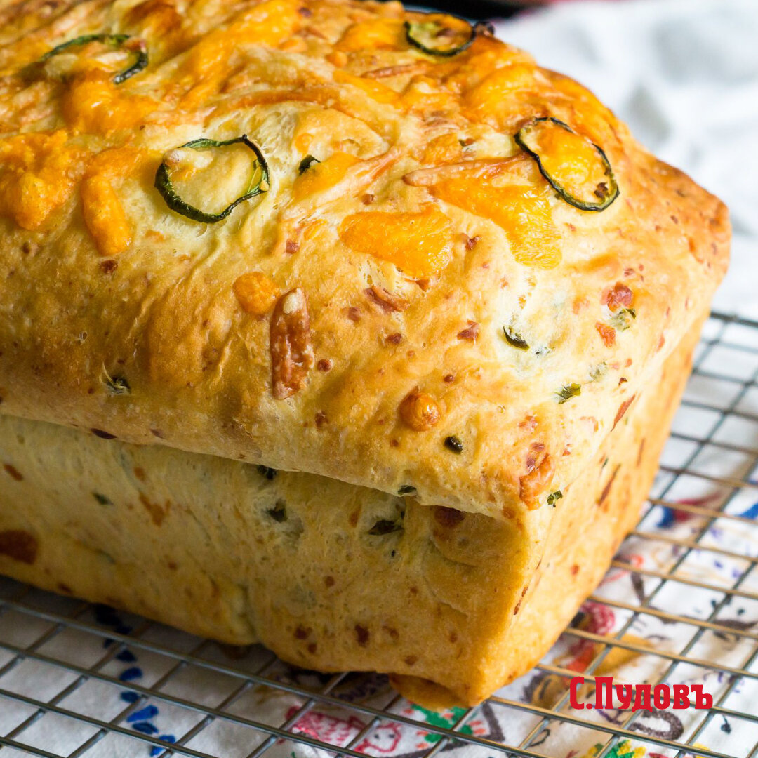 Сырный хлеб с перцем чили