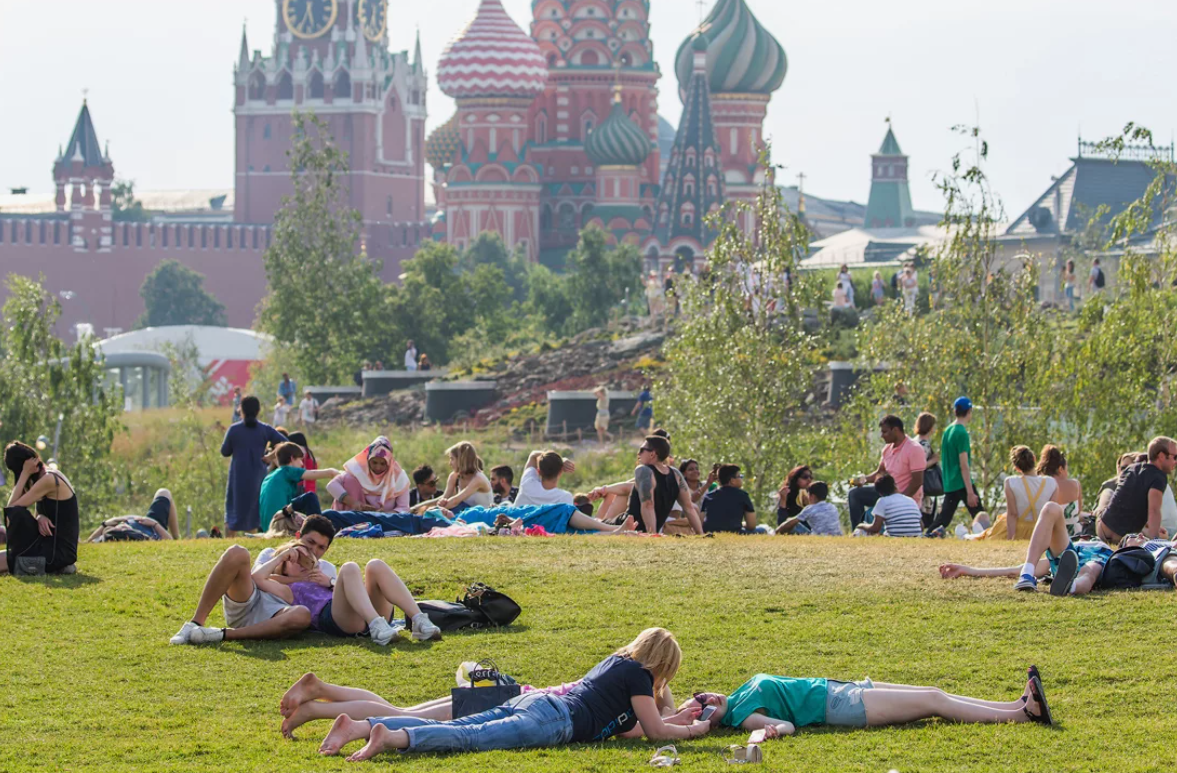 Как попасть в москву в мае. Москва летом. Летняя Москва. Москва люди. Москва лето люди.