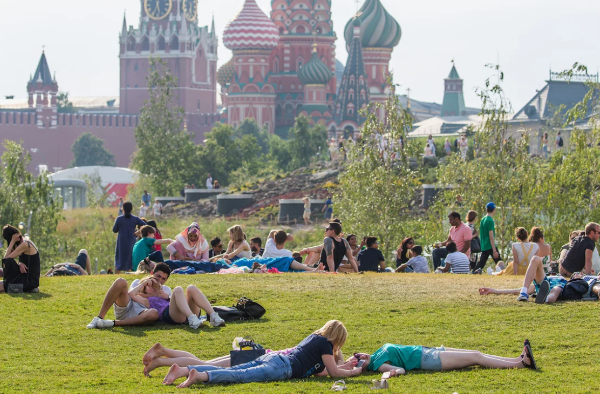 Человек пл. Москва летом. Летняя Москва. Москва люди. Москва лето люди.