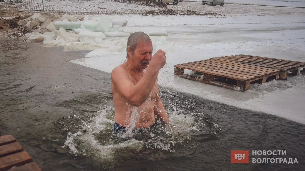     В этом году традиционные крещенские морозы в Волгограде оказались сдвинутыми на несколько дней — в основном они пришлись на Старый Новый год. Но желающих окунуться в купели всё равно было не так много. Рассказываем и показываем, как прошли Крещенские купания.