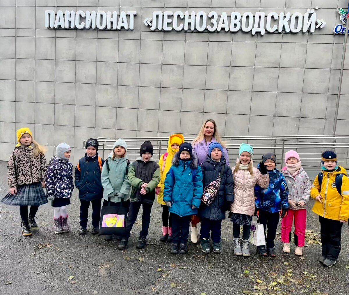 Младшая дочка со своим классом на осенних каникулах. 