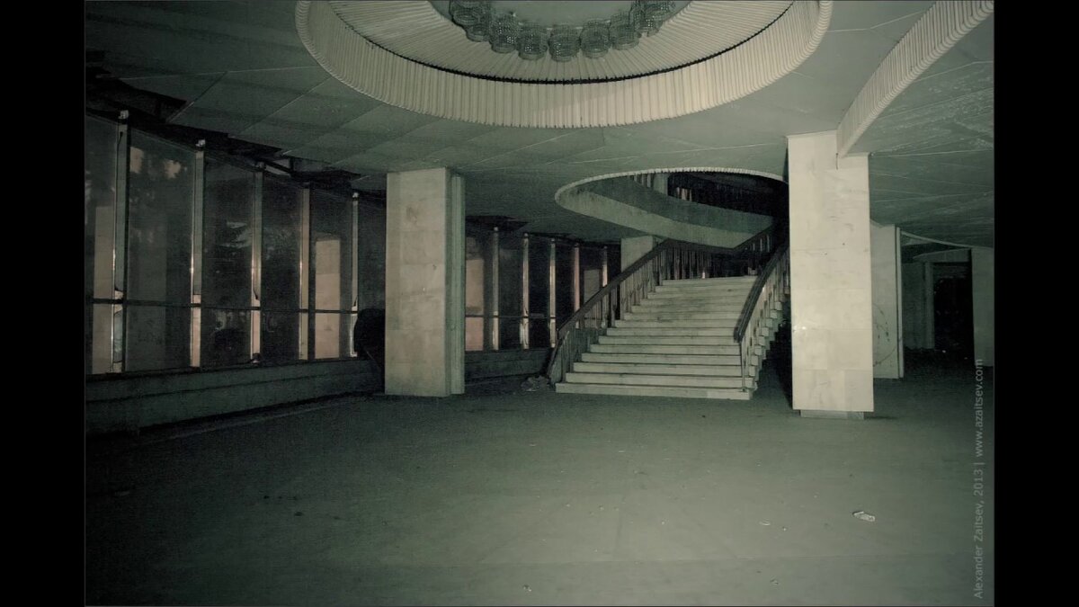 Закрытое лиминальное пространство (видимо, зал какого-то заброшенного общественного здания).