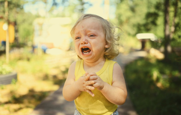 Повышение температуры у детей. Нормальная температура у младенца 1 месяц. Температура 37 ребенок плачет. Ребенок с градусником. Нормальные показатели температуры тела.