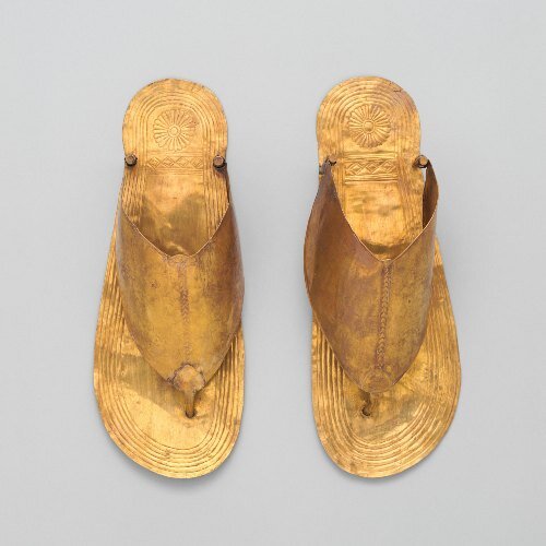 Золотые сандалии, входившие в погребальный инвентарь египетской царицы фараона Тутмоса III.  Фото: Метрополитен-музей 
