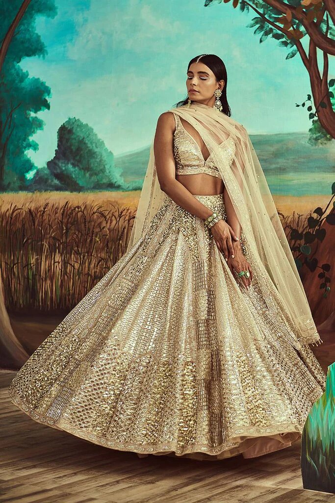 Комплект индийского костюма лехенга с золотыми пайетками. Фото: lillysboutiquelondon.com