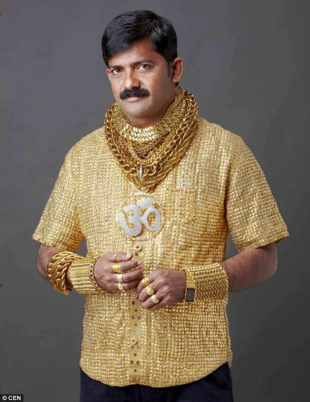 Бизнесмен в золотой рубашке. Фото: dailymail.co.uk