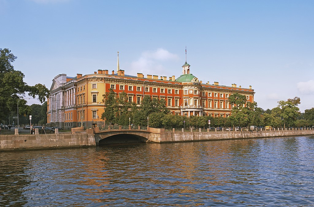 Михайловский замок в Санкт-Петербург