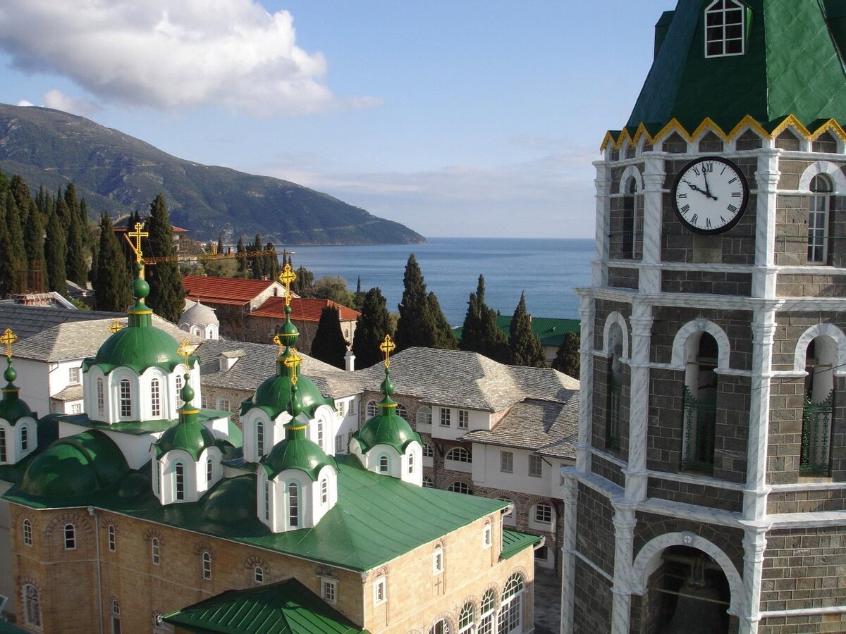 Колокольня и главных храм Монасты́ря Свято́го Пантелеи́мона на Афоне. Изображение из Википедии. 