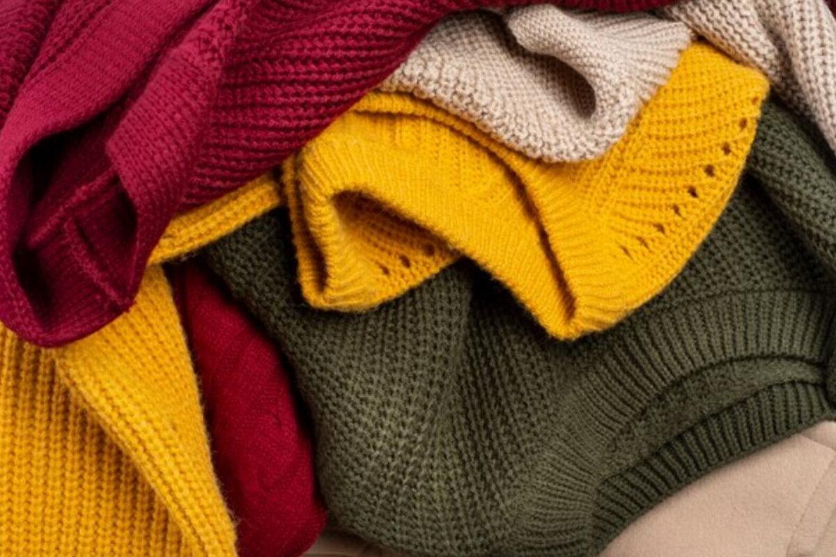     Как стирать теплую цветную одежду, чтобы не полиняла: 3 способа вернуть вещам яркость
