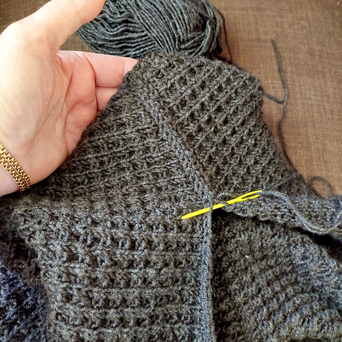 Плечо, сшитое иглой швом наружу.