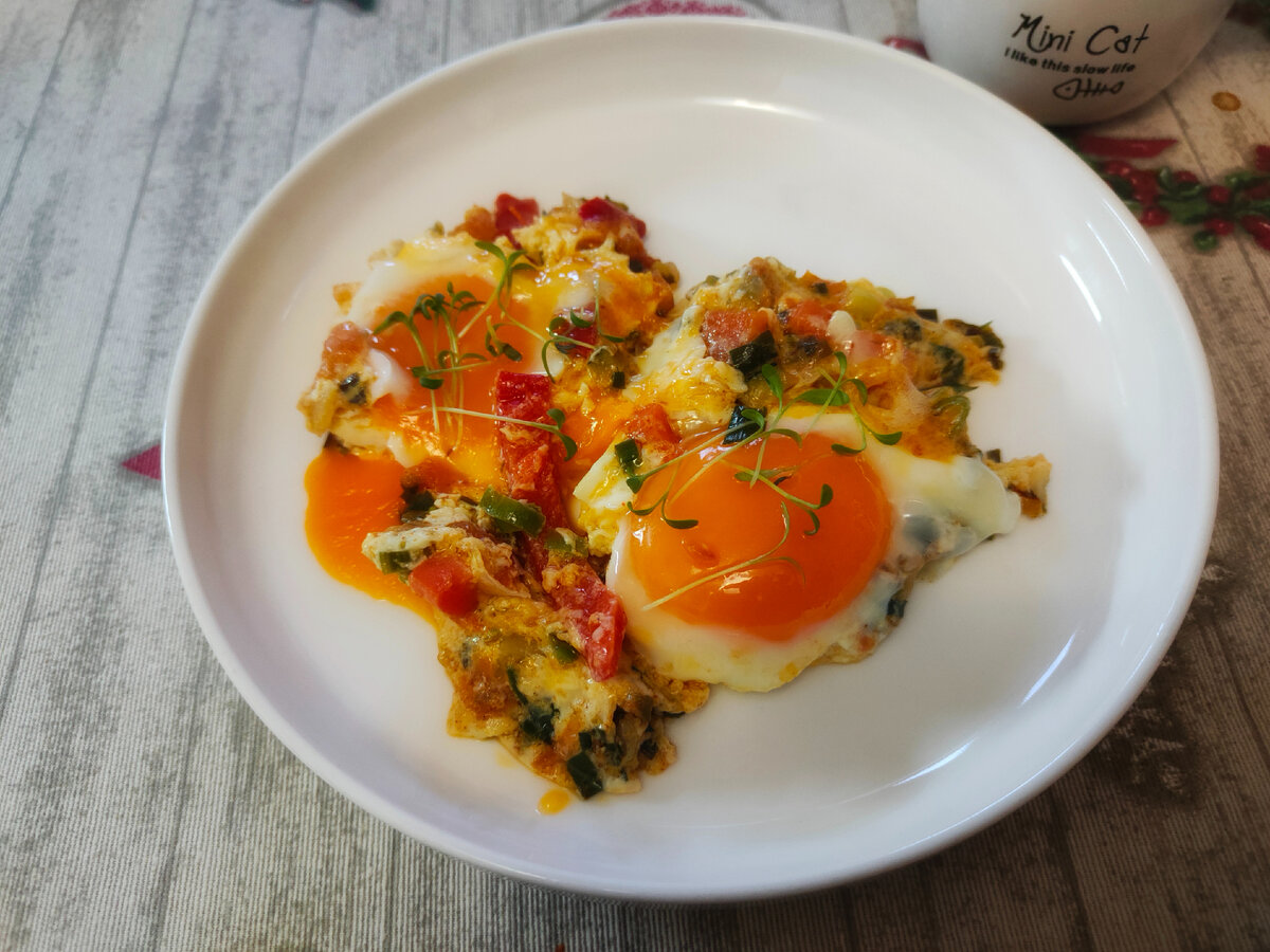 Вкусный и полезный завтрак: яичница с овощами и микрозеленью кресс-салата; 