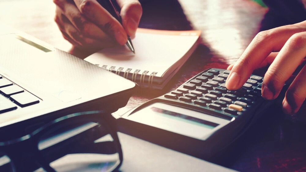 считать деньги вечером. трата денег. девушка спит в деньгах. деньги достаются легко. человек спит на деньгах.