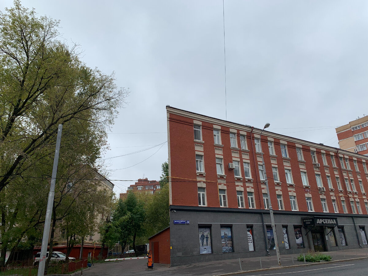 Ещё один "плоский" дом рядом на том же Пресненском валу (№36). Фото 2021 года, моё.