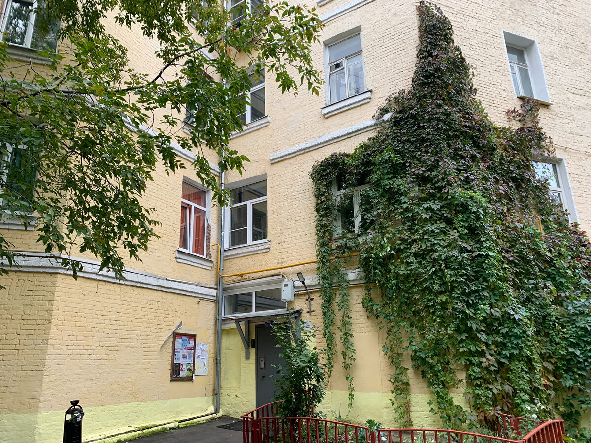 То же дом, но со двора в сентбре 2021 года. Фото моё.