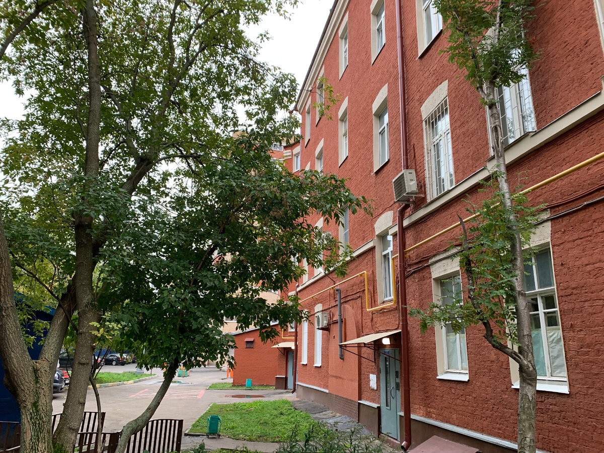 Так этот дом выглядел со двора в 2021 году. Фото моё.