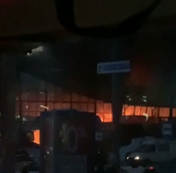 Вспышка Огня в Сердце Челябинска  В центре Челябинска разразился масштабный пожар на известном рынке «Европа-Азия».-3