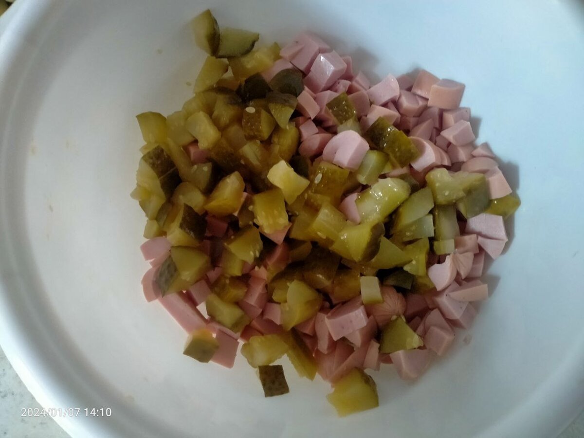 Нарезанный огурец кубиками. Какие огурцы в оливье соленые или свежие. Нарезка оливье. Нарезка огурец кубиками на салат. Нарезка оливье размер кубиков.