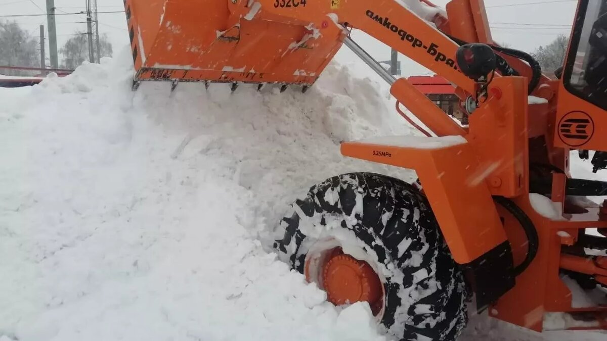     Нижний Новгород завалило снегом. На расчистку улиц, как рассказали в пресс-службе облправительства, вышли шесть специальных трамваев-снегоочистителей и тракторы.